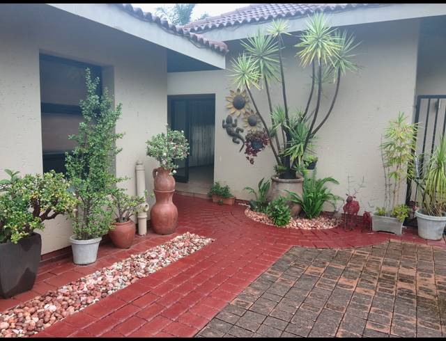 3 BEDROOM HOUSE FOR SALE IN PECANWOOD ESTATE